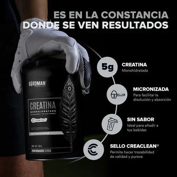 Bote de creatina monohidratada micronizada sin sabor, sostenido por una mano con guante deportivo.