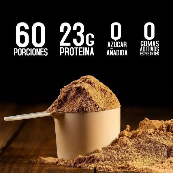Proteína en polvo café caramel macchiato con cuchara medidora, 23g proteína, sin azúcar añadida ni aditivos.