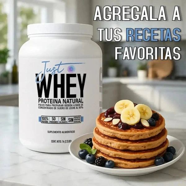 Proteína whey natural sin sabor en envase de 1 kg junto a hotcakes con frutas en cocina moderna.