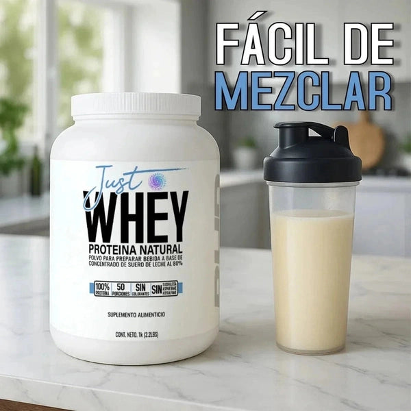 Proteína whey natural en polvo sin sabor de 1kg junto a shaker en cocina moderna.