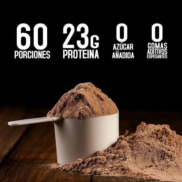 Proteína en polvo de chocolate, medida en cuchara, 23g por porción, sin azúcar ni aditivos.