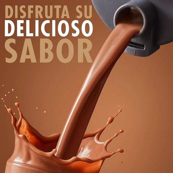 Batido de proteína de chocolate cayendo en vaso con salpicaduras, fondo marrón, texto promocional.