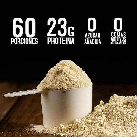 Proteína en polvo sabor vainilla en cuchara medidora, 23g proteína, sin azúcar ni aditivos.