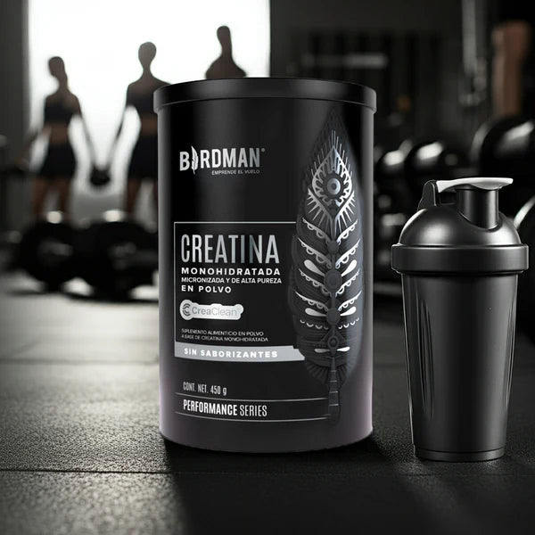 Creatina monohidratada en polvo 450g Birdman, tarro negro y shaker en gimnasio