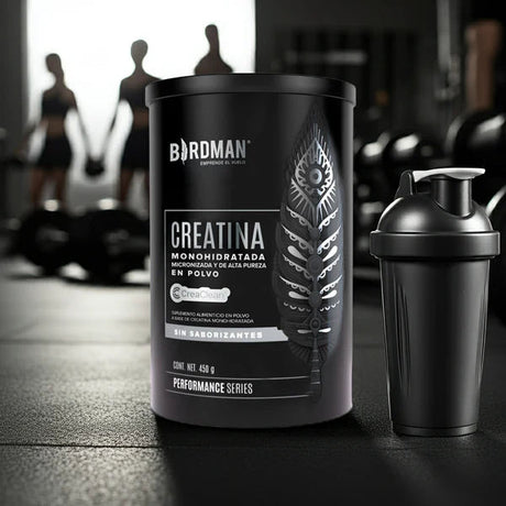 Creatina monohidratada en polvo 450g Birdman, tarro negro y shaker en gimnasio