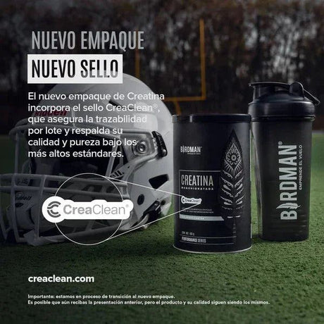 Envase de creatina monohidratada micronizada sin sabor y shaker en campo de fútbol americano.