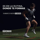 Deportista en ropa de entrenamiento y protecciones haciendo ejercicio de velocidad, promoción de creatina