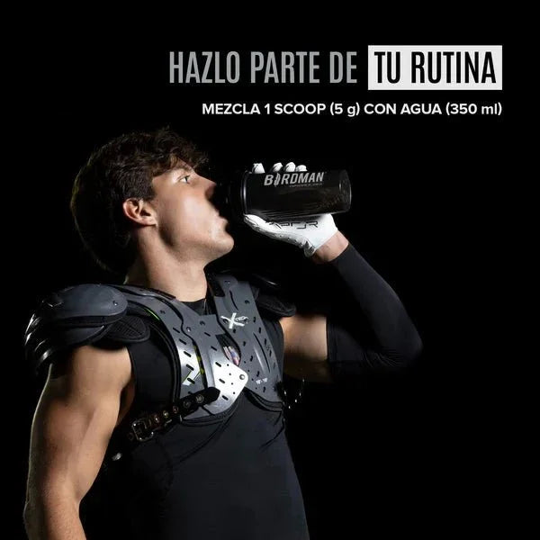 Hombre deportista con hombreras tomando suplemento Birdman, creatina para entrenamiento