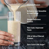 Batido de proteína vainilla vertiéndose en vaso, proteína en polvo sin carbohidratos y sin azúcar.