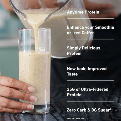 Batido de proteína vainilla vertiéndose en vaso, proteína en polvo sin carbohidratos y sin azúcar.
