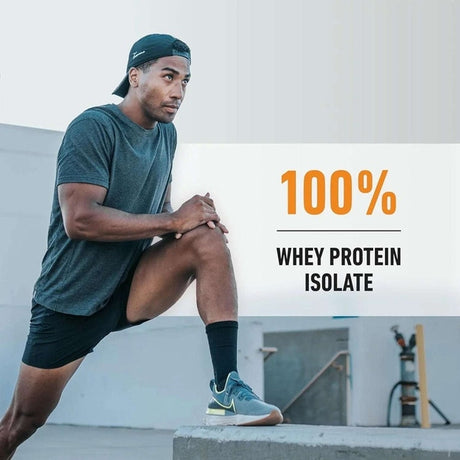 Hombre deportista estirando pierna junto a texto 100% whey protein isolate, fondo urbano.