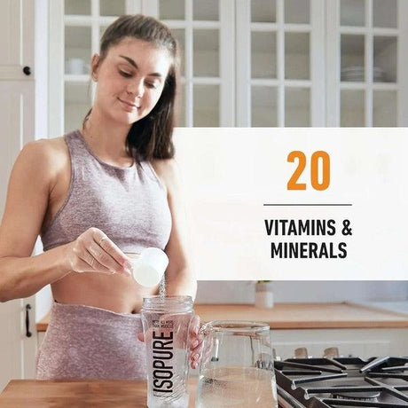 Mujer preparando proteína en polvo Isopure en vaso en cocina, texto destaca 20 vitaminas y minerales.
