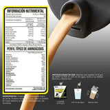 Tabla nutricional y aminoácidos de proteína en polvo sabor café caramelo vertida en vaso