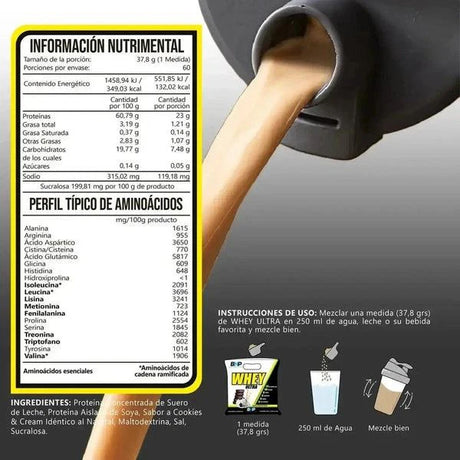 Tabla nutricional y aminoácidos de proteína en polvo sabor café caramelo vertida en vaso