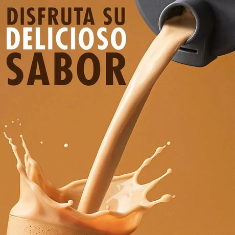 Batido de proteína sabor café caramelo servido en vaso, fondo marrón, texto publicitario.
